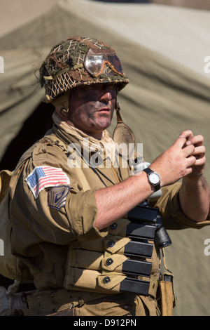 Guerra Mondiale 2 re-enactor vestito in US Army uniforme al Ramsbottom 1940's weekend di guerra Foto Stock