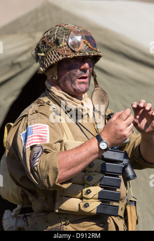 Guerra Mondiale 2 re-enactor vestito in US Army uniforme al Ramsbottom 1940's weekend di guerra Foto Stock