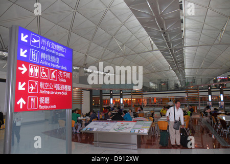 Cina,Asia,far East,Orient,Oriental,Hong Kong,International Airport,HKG,terminal,gate,insegne,informazioni,indicazioni,hanzi,Chinese,characters,Asian man Foto Stock