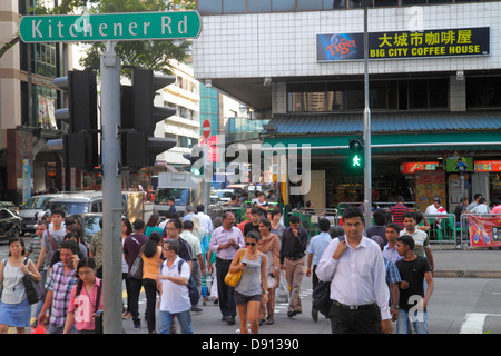 Singapore Little India,Kitchener Road,uomo asiatico uomo maschio,donna donna donna donna donne,incrocio,hanzi,personaggi,cinese,lingua,bilingue,Sing130131024 Foto Stock