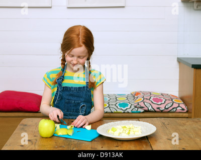 Peeling ragazza apple in cucina Foto Stock