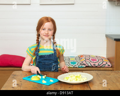 Peeling ragazza apple in cucina Foto Stock