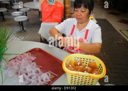 Singapore,Jalan Besar,Lavender Food Center,centro,corte,ristorante ristoranti ristorazione cafe' cafe',donne asiatiche,preparazione,lavoro,lavoro,w Foto Stock
