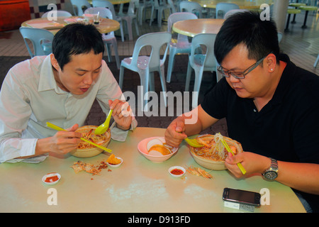 Singapore Jalan Besar, Lavender Food Center, centro, corte, ristorante ristoranti cibo pranzo caffè caffè, uomo asiatico maschile, mangiare, bacchette, tagliatelle, peccato Foto Stock