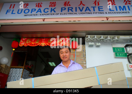 Singapore, Lavender Street, produzione di luce fluorescente, illuminazione elettrica, asiatici asiatici immigrati etnici minoranza, adulti adulti uomo uomini m Foto Stock