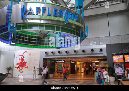 Singapore,Raffles City,shopping shopper shoppers negozio negozi mercati di mercato acquisti di mercato vendita, negozi al dettaglio negozi business business business, Centre,c Foto Stock