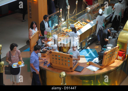 Singapore,Raffles City,shopping shopper shopping shop negozi mercati di mercato acquisti vendita, negozi al dettaglio negozi business business, centro, shopping shop Foto Stock