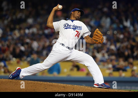 Los Angeles, California, USA. Giugno 7, 2013. Los Angeles Dodgers relief pitcher Kenley Jansen (74) passi durante il gioco tra il Atlanta Braves e il Los Angeles Dodgers al Dodger Stadium il 7 giugno 2013 a Los Angeles, California. Credito: Cal Sport Media/Alamy Live News Foto Stock