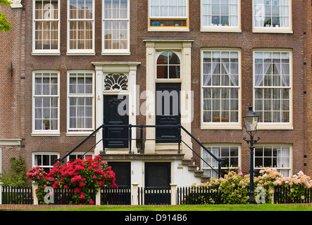 Facciata di edificio con windows. Begijnhof, Amsterdam, Olanda, Paesi Bassi, Europa Foto Stock