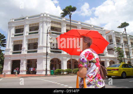 Singapore Bras Basah Road, Raffles Boulevard, donne asiatiche, rosso, ombrello, ombra, Sing130201097 Foto Stock