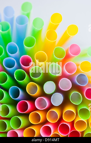 Studio shot di coloratissimi bere cannucce Foto Stock