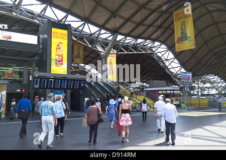 Dh della Croce del Sud della stazione ferroviaria di Melbourne Australia gente entrando in stazione ferroviaria Foto Stock