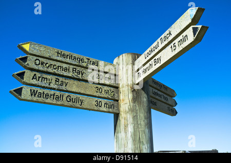 Dh Shakespear Parco Regionale WHANGAPARAOA NUOVA ZELANDA Walkers signpost penisola Whangaparaoa a piedi cartello in legno post sentiero Foto Stock