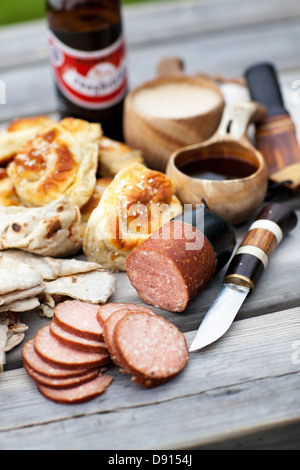 Il cibo sulla tavola di legno putdoors Foto Stock