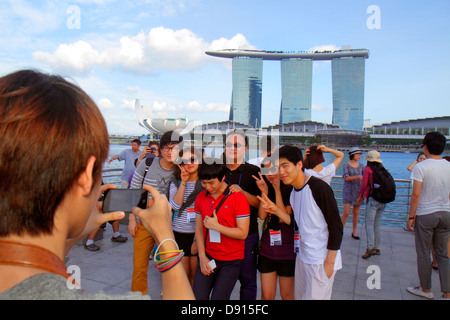 Singapore,Singapore River Water,Marina Bay Water,Merlion Park,Asian Asians etnia immigrati minoranza,adulti adulti uomo uomini maschio,donna donne Foto Stock