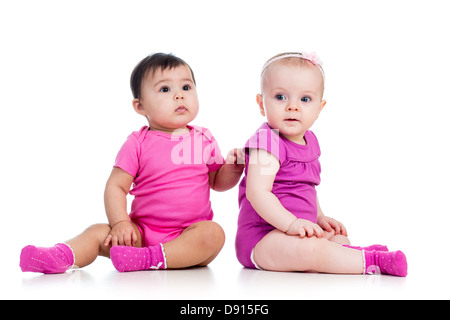 Simpatici baby ragazze seduto accanto a sul pavimento Foto Stock