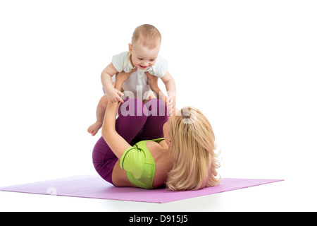 Madre con bambino facendo ginnastica ed esercizi per il fitness Foto Stock