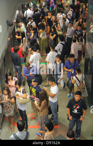 Singapore Dhoby Ghaut Stazione MRT, North South Line, treno della metropolitana, piattaforma, uomo asiatico uomini maschio, donna donne donne, pendolari, piloti, in attesa, Sing130201234 Foto Stock