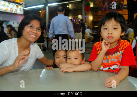 Singapore,Jalan Besar,Lavender Food Center,centro,corte,Asian Asians etnia immigranti minoranza,cucina,cibo,ristorante ristoranti cibo din Foto Stock