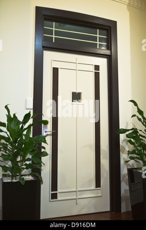 Dh Napier, Nuova Zelanda Art deco porta in TG edificio pannellatura interna casa architettura di dettaglio Foto Stock