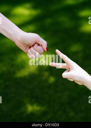 Mani playing sasso-carta-forbici Foto Stock