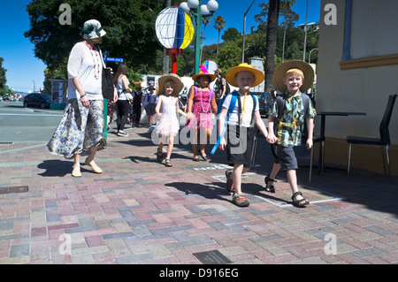 dh NAPIER NEOZELANDESE studenti neozelandesi che partecipano In Art deco fine settimana bambini Foto Stock