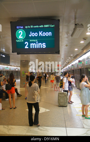 Singapore Lavender MRT Station, East West Line, treno della metropolitana, piattaforma, donne asiatiche, in attesa, piloti, pendolari, Sing130202023 Foto Stock