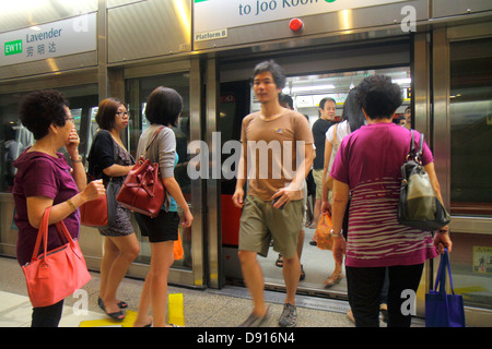 Singapore, Stazione MRT Lavender, East West Line, treno della metropolitana, trasporto pubblico, piattaforma, Asian Asians etnia immigranti minoranza, adul adulto Foto Stock