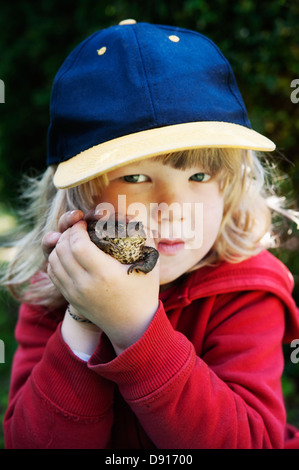 Ragazzo di rospo di contenimento Foto Stock