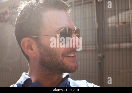 Ritratto di un uomo che indossa gli occhiali da sole contro la luce, Spagna. Foto Stock