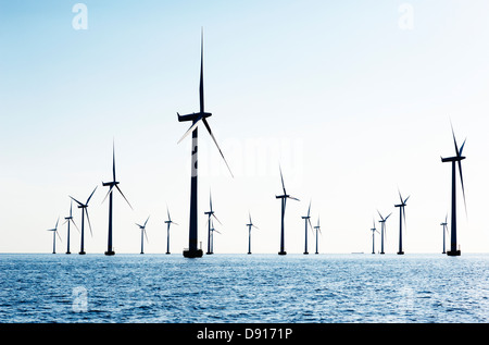 Le turbine eoliche in mare Foto Stock