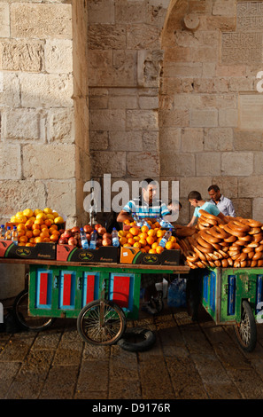 Un palestinese venditore a vendere il succo d'arancia fresco nella città vecchia di Gerusalemme Est Israele Foto Stock