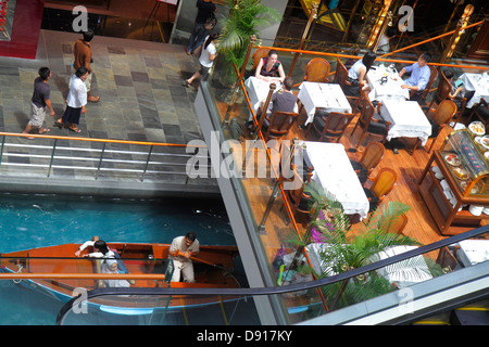 Singapore, The Shoppes at Marina Bay Water Sands, negozi, shopping shopper shopping negozi di negozi di mercato mercati di mercato di acquisto di vendita, negozio al dettaglio stor Foto Stock