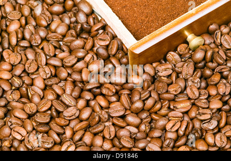 Lo sfondo da chicchi di caffè con speciale scatola, food concept Foto Stock