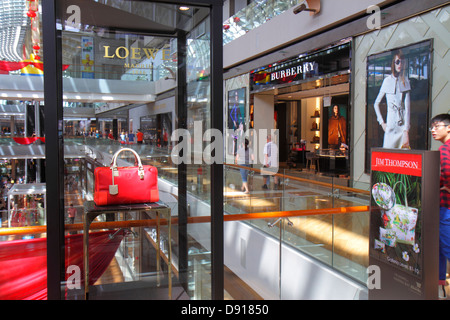 Singapore, The Shoppes at Marina Bay Water Sands, negozi, shopping shopper shopping negozi di negozi di mercato mercati di mercato di acquisto di vendita, negozio al dettaglio stor Foto Stock