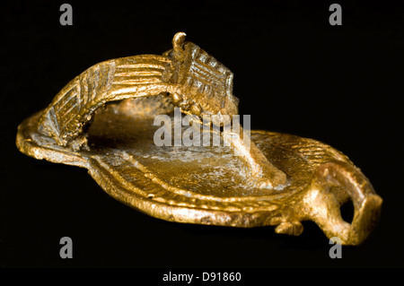 Ottone in miniatura ashanti royal thong, Ghana, in studio di impostazione Foto Stock