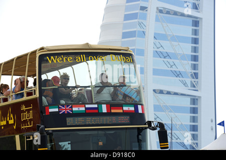 Autobus turistico al di fuori del Burj Al Arab Hotel, Dubai, Emirati Arabi Uniti Foto Stock