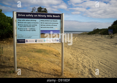 dh Ninety Mile Beach AHIPARA NEW ZEALAND NZ Signpost on ci si avvicina alla segnaletica della spiaggia a nord dell'isola Foto Stock