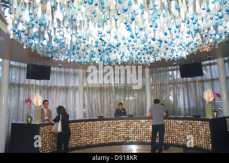 Singapore Marina Bay Sands,hotel,hall,reception check in reception prenotazioni registrazione registro, check-in,uomo asiatico maschio,donna Foto Stock