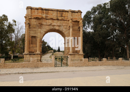 Arco Trionfale costruito nel 138 D.C. Sbeitla o Sufetula antica città romana in Tunisia Foto Stock