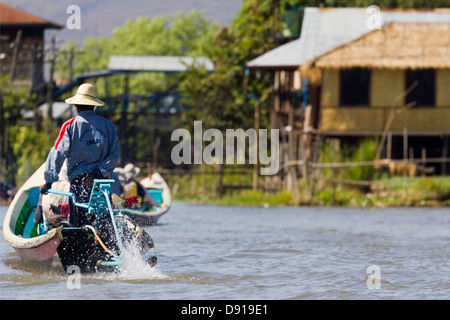 Mezzi di trasporto quotidiano sul Lago Inle, Myanmar 2 Foto Stock