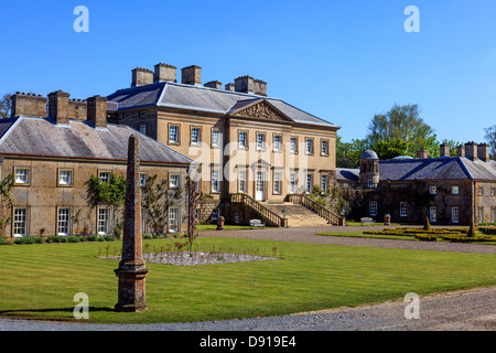 La facciata anteriore di Dumfries House, nei pressi di Cumnock, Ayrshire, in Scozia. Foto Stock