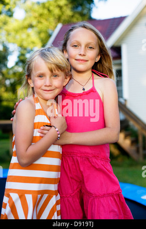 Ritratto di due ragazze in estate, Svezia. Foto Stock