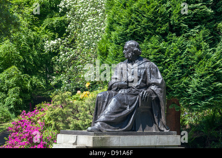 Statua di Joseph Lister, 1827 - 1912, i motivi di Kelvin Park, adiacente all'Università di Glasgow. Foto Stock