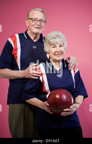Coppia di anziani bowling. Foto Stock