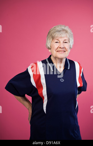 Donna anziana in una maglietta di bowling. Foto Stock