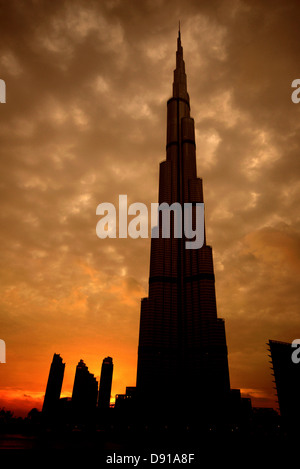 Il Burj Khalifa grattacielo, esterno del Burj Khalifa grattacielo al tramonto, Dubai, Emirati Arabi Uniti Foto Stock