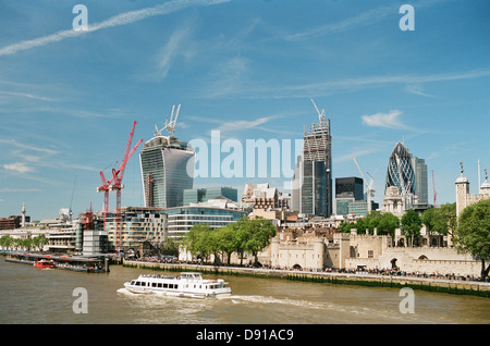 Skyline della città di Londra in estate, dal Tower Bridge, Londra UK, con la Walkie Talkie Tower in costruzione Foto Stock