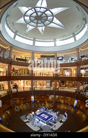 Centro commerciale di Dubai, il Dubai Mall interno, Dubai, Emirati Arabi Uniti Foto Stock