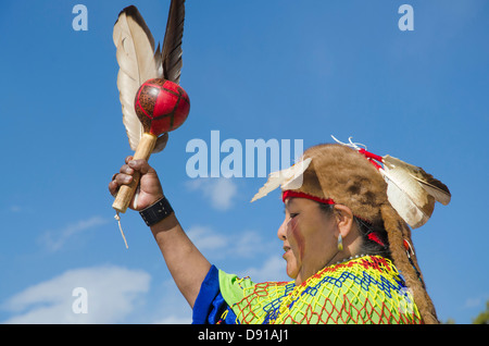 Dianna Sue Uqualla, dell'Havasupai nazione indiana esegue una tradizionale cerimonia per la dedicazione del rinnovato il Bright Angel sentiero 18 maggio 2013 presso il Parco Nazionale del Grand Canyon, AZ. Foto Stock